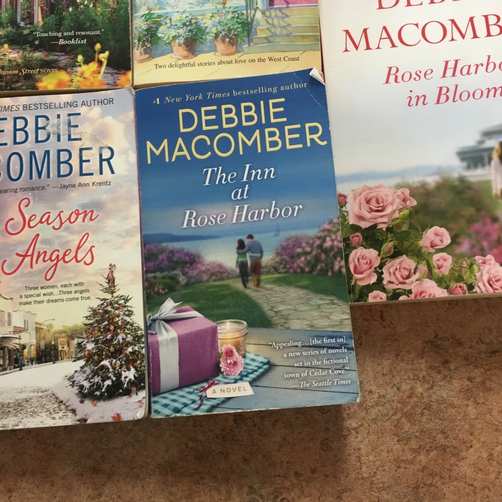 Debbie Macomber Book Collection - Picture 6 of 10